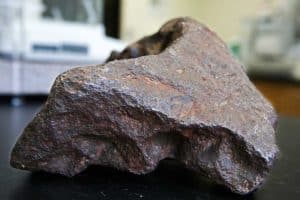 Questo enorme sasso, che per anni è stato usato come cuneo per le porte degli studenti