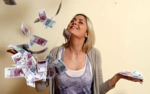 Rifiutata dalla famiglia, vince la lotteria e diventa improvvisamente la beniamina di tutti
