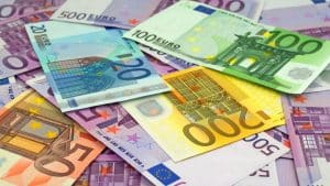 Scoprono 13 milioni di euro in un parcheggio e si pentono