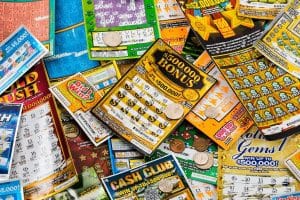 Usa i soldi dell'eredità della madre per grattare un biglietto da gioco