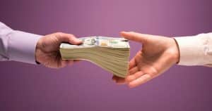 Vince un milione di dollari alla lotteria e li dona al figlio
