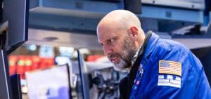 SPY FINANZA/ Le nuove mosse sospette di Warren Buffett nella guerra di potere interna agli Usa