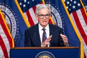 FED &amp; POLITICA/ Debito e T-bond spingono Powell a non tagliare i tassi