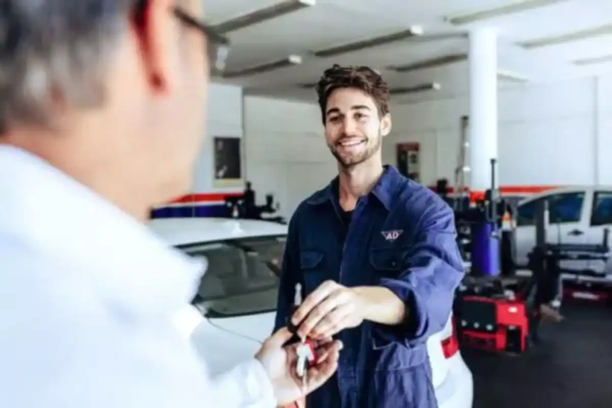 Il proprietario dell'officina presta un'auto per un giro di prova, il cliente sessantenne la restituisce otto mesi dopo con quasi 6.000 euro di multe non pagate: cosa è successo davvero?