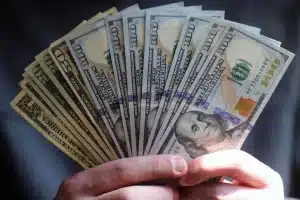 GEO-FINANZA/ Ecco perché l’euro non può sostituire il dollaro