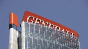 Allarme a Milano l'insegna delle Generali a Citylife cade da 190 metri
