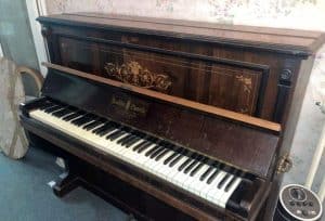Stavano per buttare via un pianoforte quando si sono accorti che valeva 250.000 euro