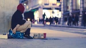 Vive per strada, trova 2.000 € e li restituisce
