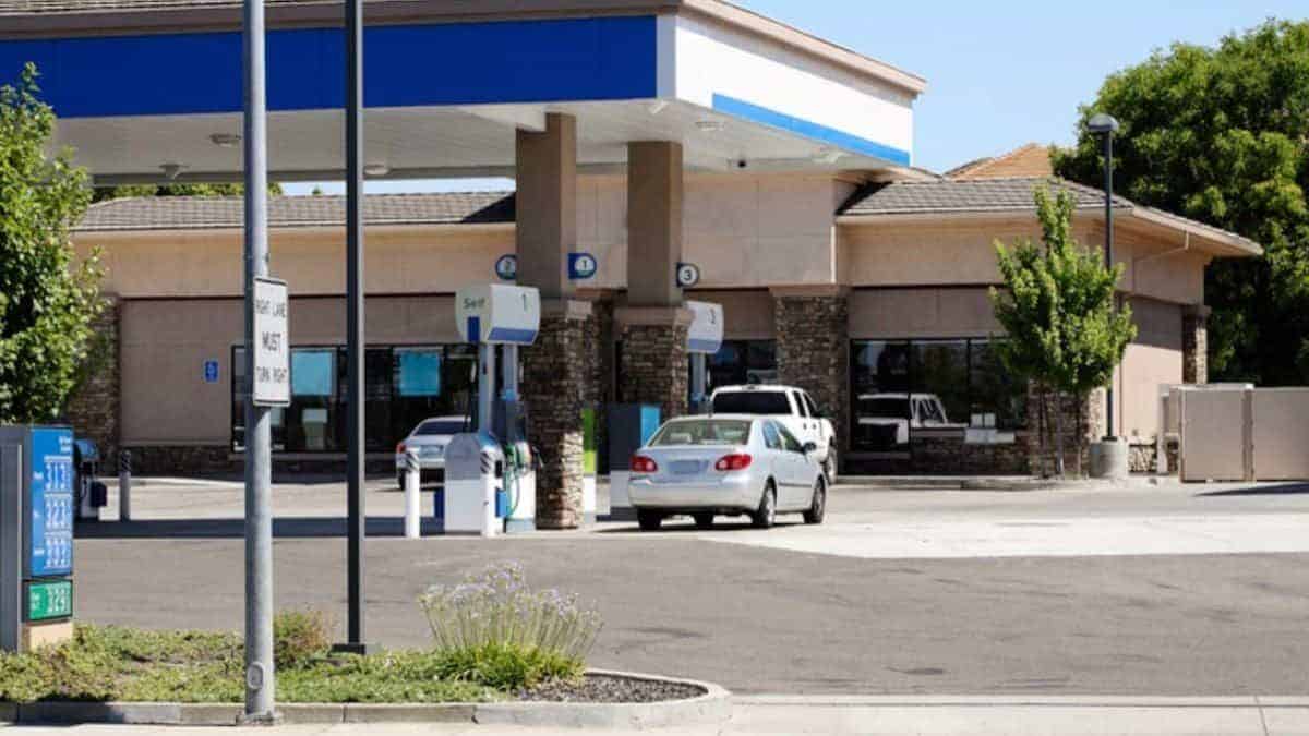 la moglie lo manda a fare shopping e lui torna con quasi 900 000 euro