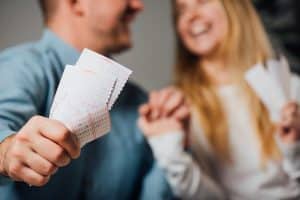 vince 6 milioni di euro alla lotteria... ma la banca trasforma il suo sogno in un incubo assoluto