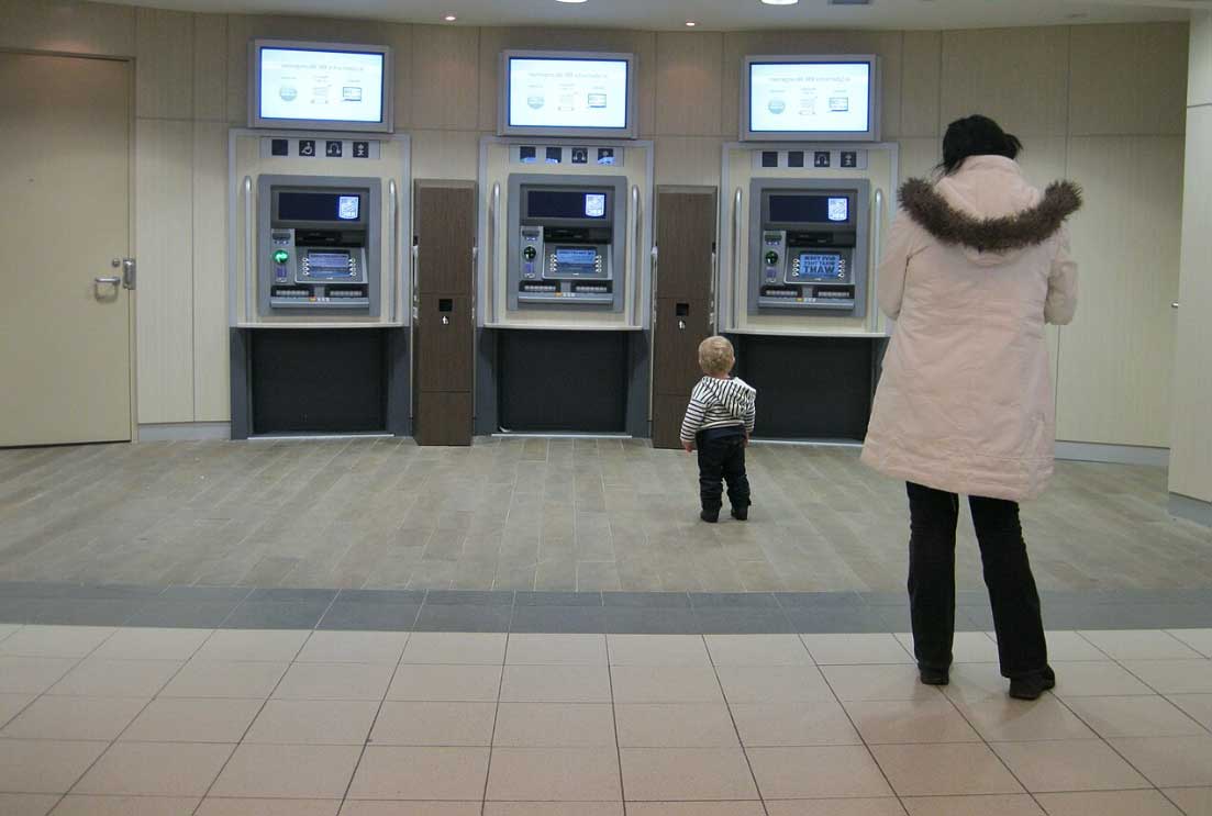 Ritrova 500 € in un distributore automatico e sorprende tutti con la sua reazione