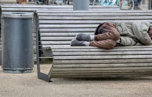 Senza fissa dimora, tenta la fortuna con un gratta e vinci... e diventa milionario