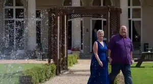 Vince all'EuroMillions, si compra una villa da 7,6 milioni di euro e poi torna a vivere da