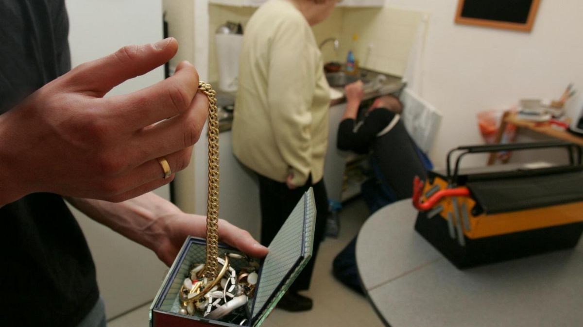 Oro e gioielli per oltre 2 milioni di euro nascosti in un armadio