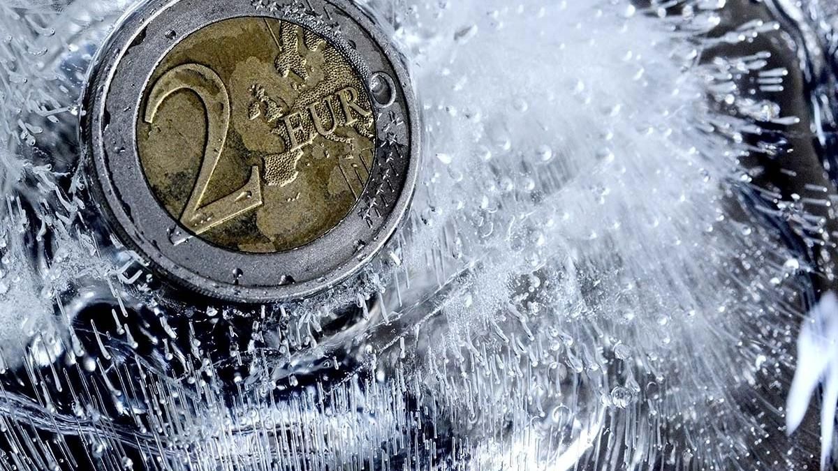 Perché sempre più persone mettono una moneta nel congelatore